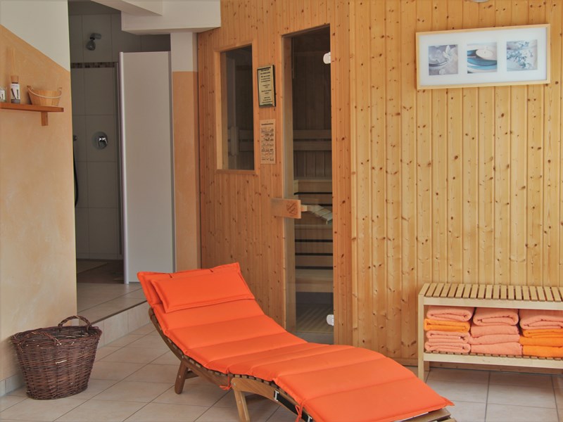 Liege vor der Panoramasauna